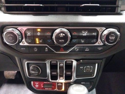 Used 2024 Jeep Wrangler Willys image 17