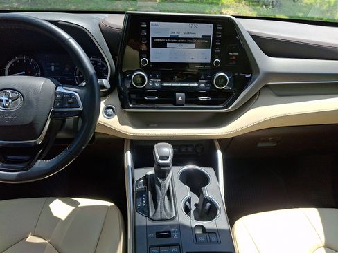 Used 2021 Toyota Highlander XLE AWD/4WD image 15