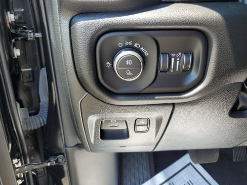 Used 2025 RAM 1500 4x4 Crew Cab image 24