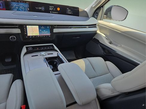 Certified 2025 Lincoln Navigator L Reserve AWD/4WD image 13
