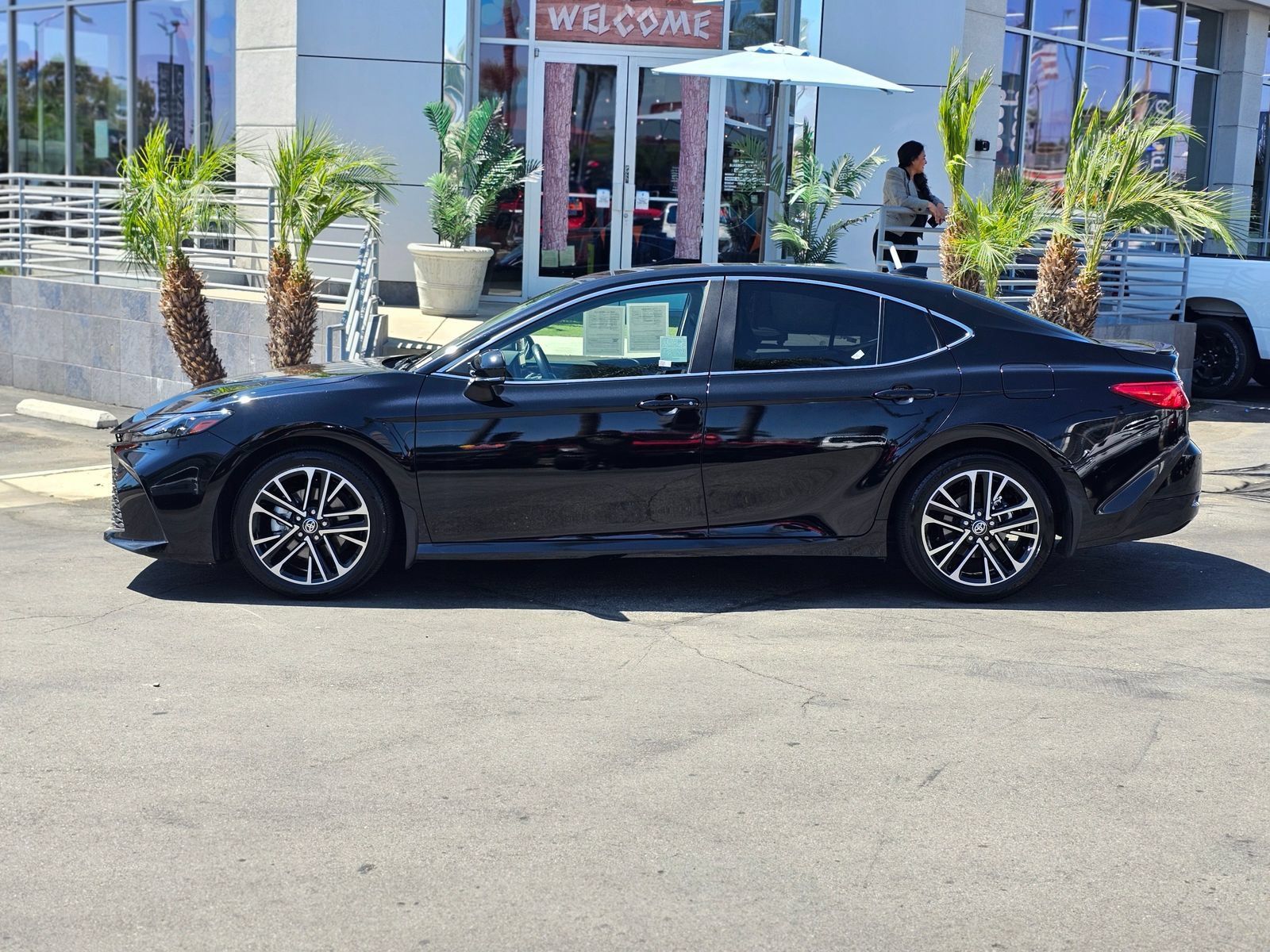 Used 2025 Toyota Camry XLE FWD image 5