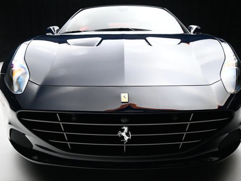 Used 2016 Ferrari California T RWD image 31