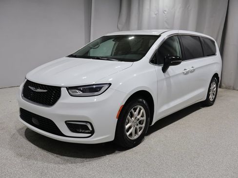 Used 2024 Chrysler Pacifica Touring-L FWD image 5
