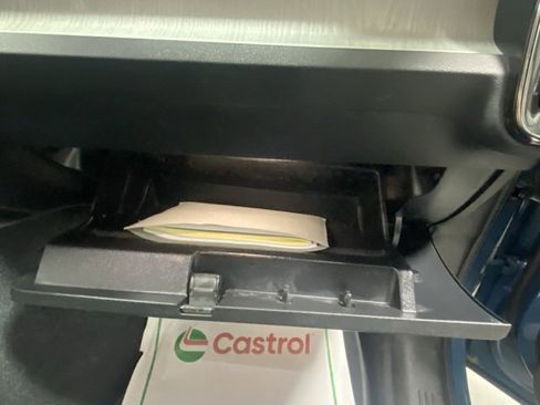 Used 2025 Volvo XC40 B5 Plus image 30