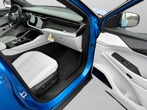 New 2026 Jeep Cherokee Overland w/ Trailer Tow Group image 16