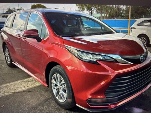 Used 2024 Toyota Sienna LE image 3