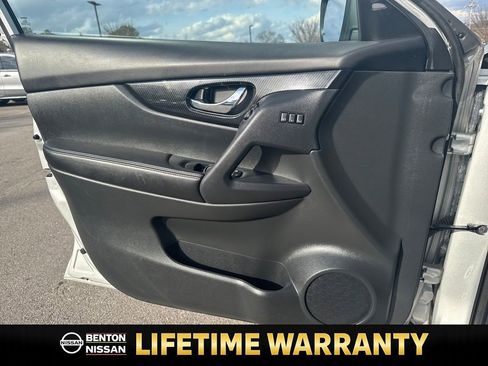 Used 2019 Nissan Rogue SL w/ Premium Package image 10