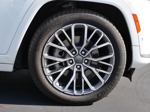 Used 2022 Jeep Grand Cherokee L Summit AWD/4WD image 14