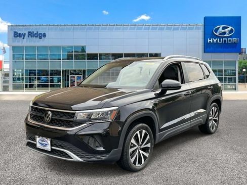 Used 2023 Volkswagen Taos SE w/ Panoramic Sunroof Package AWD/4WD image 8