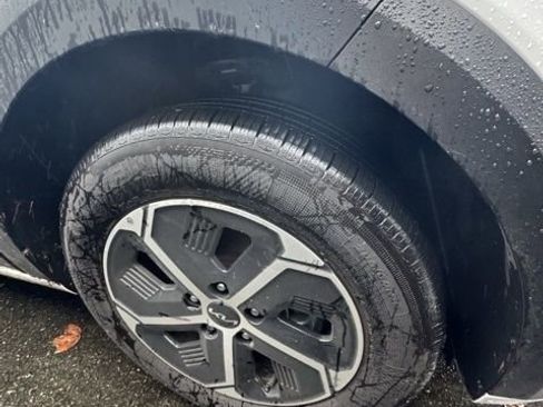 Certified 2025 Kia Niro LX image 4