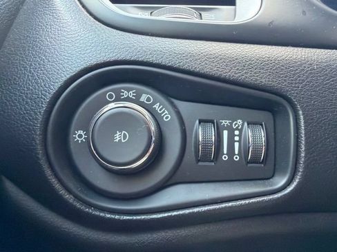 Used 2020 Jeep Renegade Latitude w/ Cold Weather Group AWD/4WD image 23