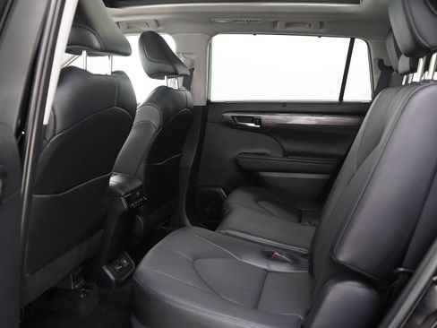 Used 2024 Toyota Highlander Limited AWD/4WD image 18