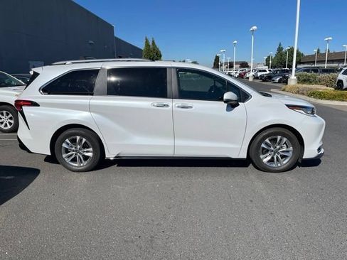 Used 2025 Toyota Sienna Limited FWD image 3