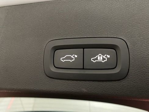 Used 2025 Volvo XC40 B5 Plus image 8