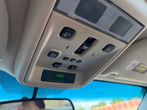 Used 2003 Lincoln Town Car Signature RWD image 26