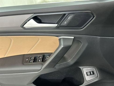 Used 2024 Volkswagen Tiguan SE w/ Panoramic Sunroof Package image 11