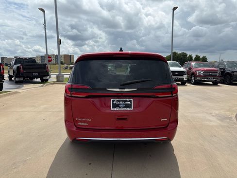 Used 2025 Chrysler Pacifica Select AWD/4WD image 4