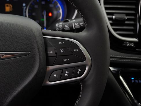 Certified 2025 Chrysler Pacifica Select AWD/4WD image 36