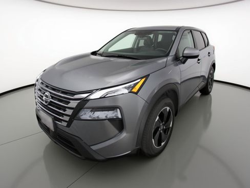 Used 2025 Nissan Rogue SV image 3