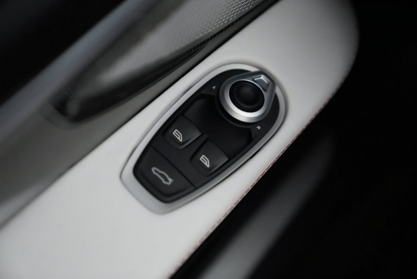 New 2026 Aston Martin Vanquish Convertible RWD image 29