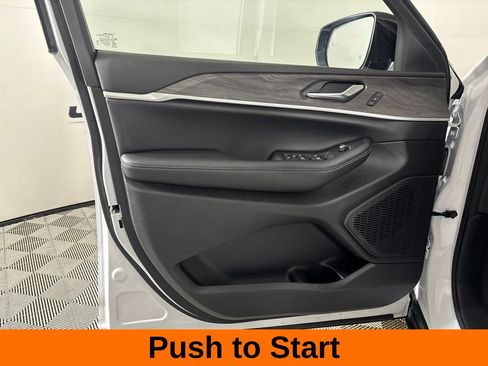 Used 2023 Jeep Grand Cherokee Limited AWD/4WD image 10