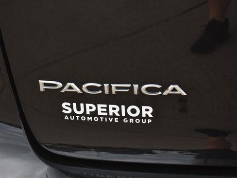 Used 2023 Chrysler Pacifica Touring-L FWD image 7