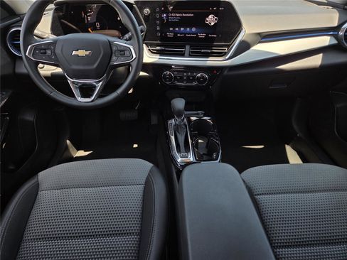 Used 2025 Chevrolet Trax LT w/ LT Convenience Package FWD image 9