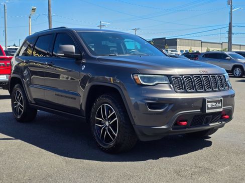 Used 2018 Jeep Grand Cherokee Trailhawk w/ Trailhawk Luxury Group AWD/4WD image 4