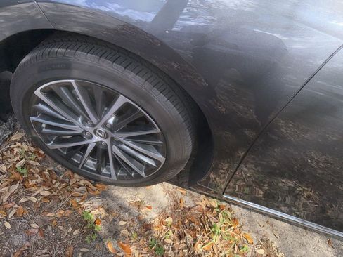 Certified 2025 Lexus ES 300h w/ Premium Package image 12