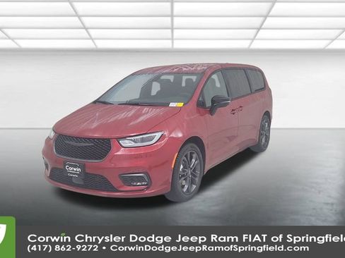 Certified 2026 Chrysler Pacifica Select image 6