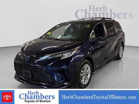 Used 2021 Toyota Sienna XSE w/ XSE Plus Package AWD/4WD image 10