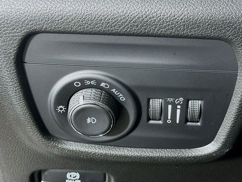 Used 2023 Jeep Grand Cherokee Limited w/ Black Appearance Package image 17