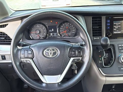 Used 2017 Toyota Sienna L image 21