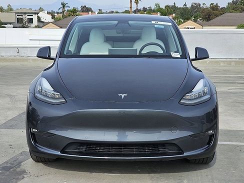 Used 2022 Tesla Model Y Long Range image 9