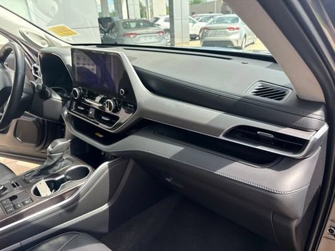 Used 2024 Toyota Highlander Platinum AWD/4WD image 35