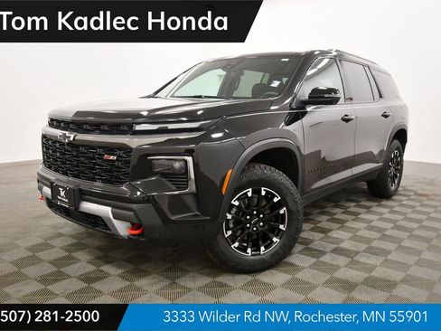 Used 2024 Chevrolet Traverse Z71 image 1