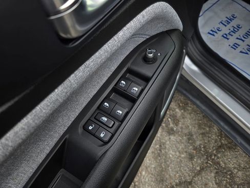 Used 2023 Jeep Compass Latitude w/ Mopar Graphics Package image 12