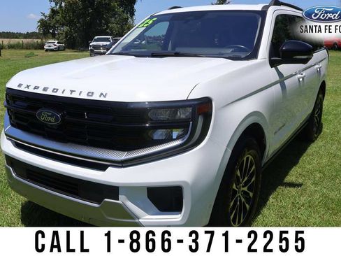 Used 2025 Ford Expedition Platinum AWD/4WD image 2