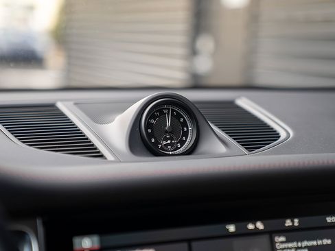 Certified 2025 Porsche Macan image 11