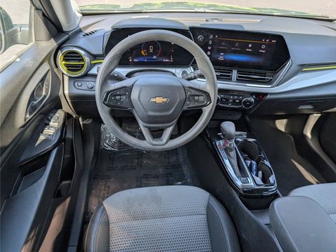Used 2025 Chevrolet Trax LT FWD image 29