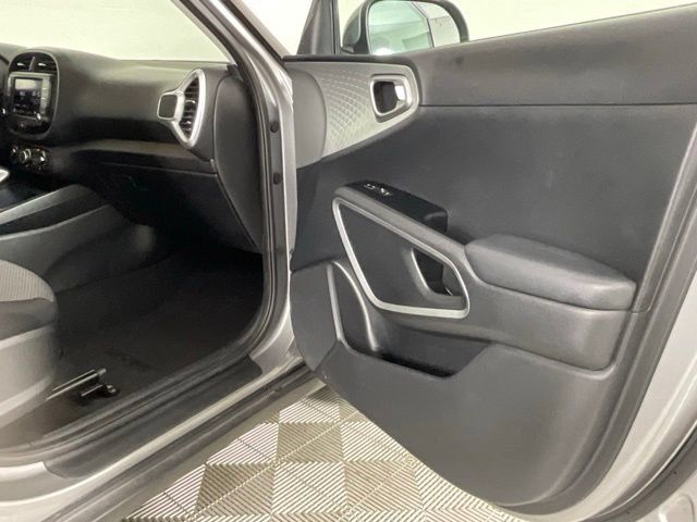 Used 2025 Kia Soul LX w/ LX Technology Package FWD image 15