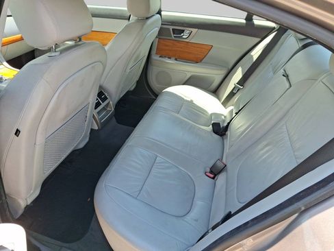 Used 2010 Jaguar XF Luxury RWD image 14