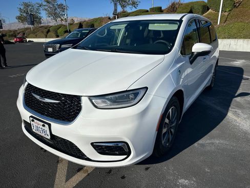 Used 2023 Chrysler Pacifica Touring-L FWD image 2