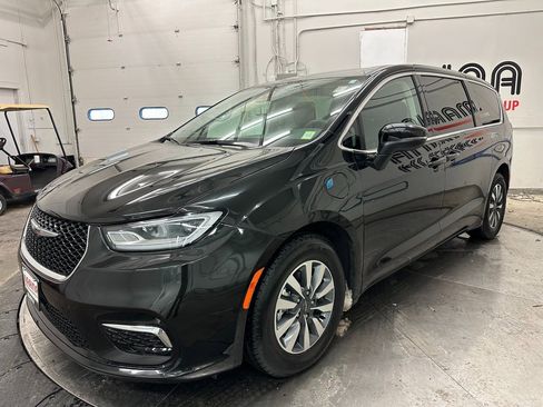 Certified 2023 Chrysler Pacifica Touring-L image 11
