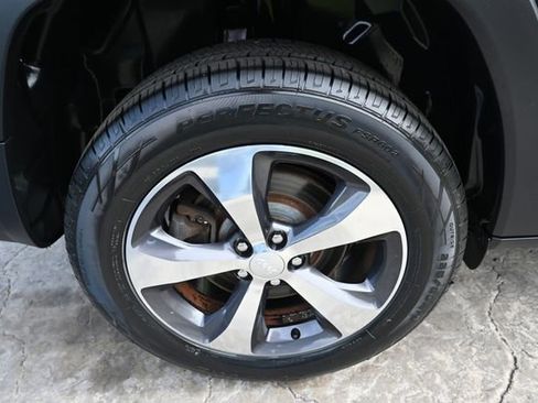 Used 2019 Jeep Cherokee Limited AWD/4WD image 12