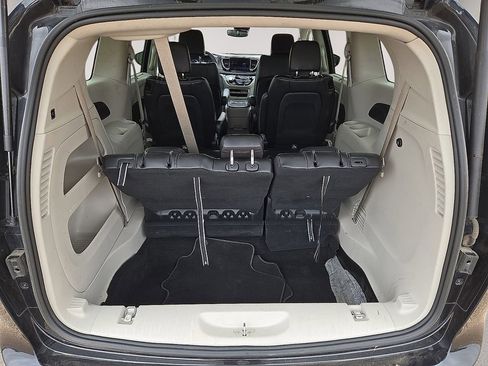 Used 2023 Chrysler Pacifica Touring-L FWD image 13