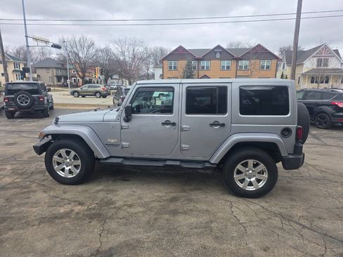 Used 2013 Jeep Wrangler Unlimited Sahara w/ Connectivity Group AWD/4WD image 4