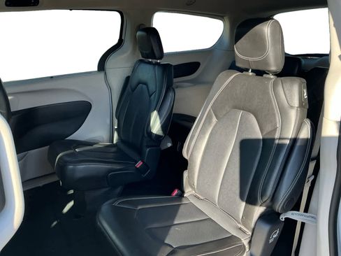 Used 2024 Chrysler Pacifica Touring-L image 13