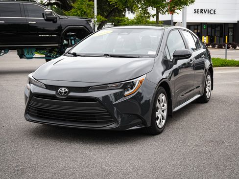 Used 2025 Toyota Corolla LE FWD image 5