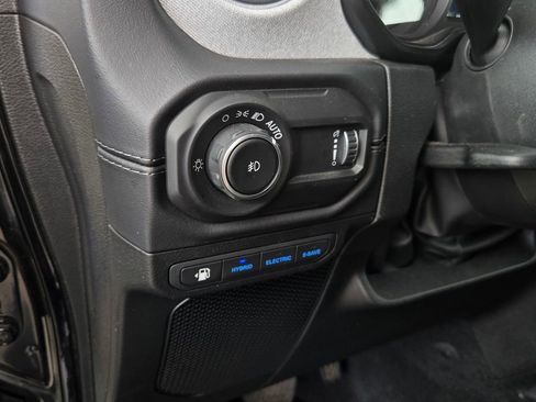 Used 2025 Jeep Wrangler Unlimited Sahara AWD/4WD image 17